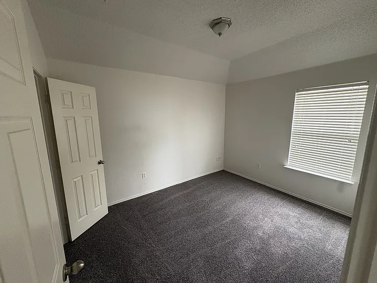 1415 Vanderbilt Ln — Photo 21