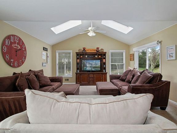 4th image of 165 Mistletoe Ct