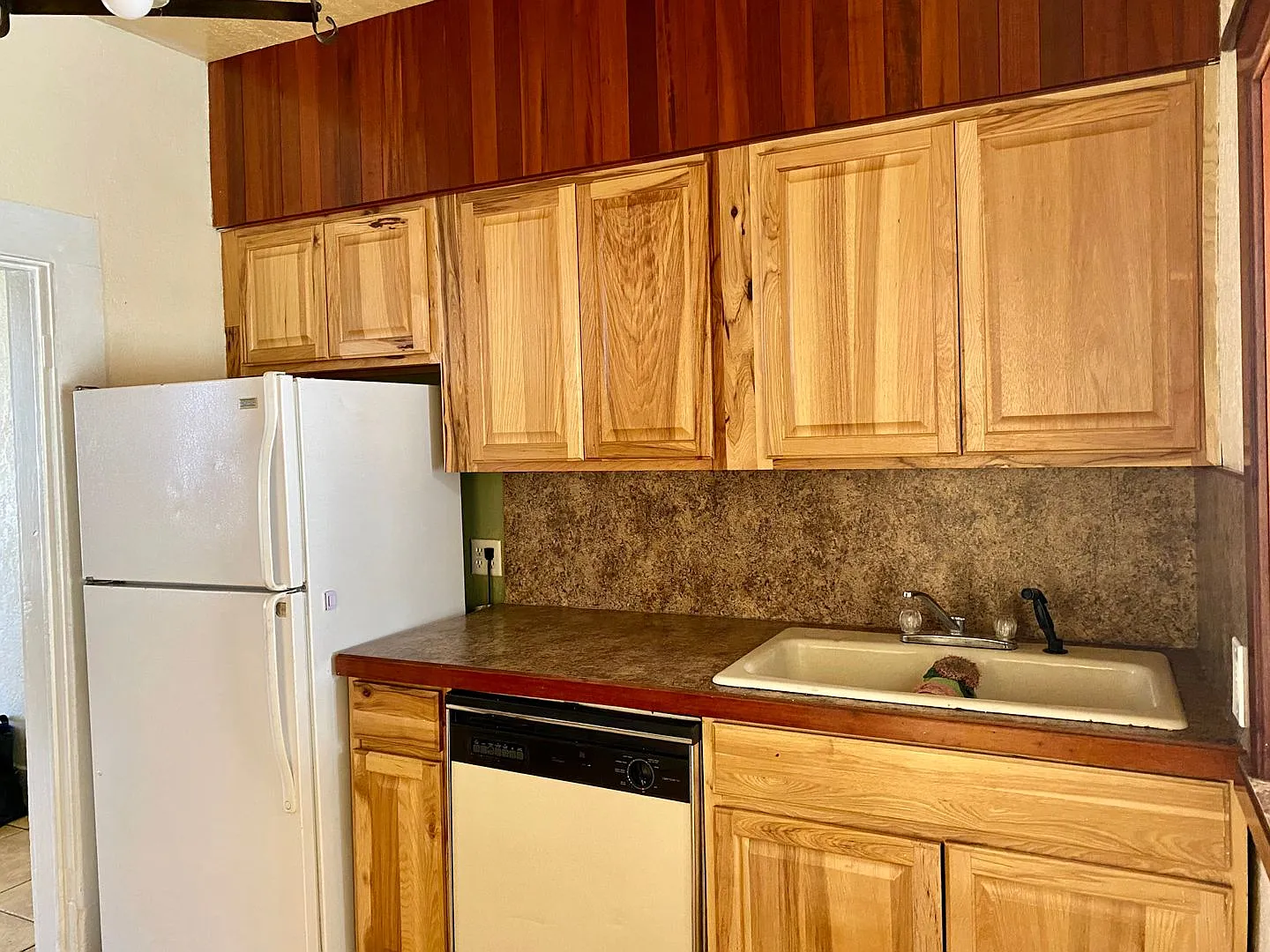 2 bedroom, 1 bathroom house, fenced yard, above downtown — Photo 3