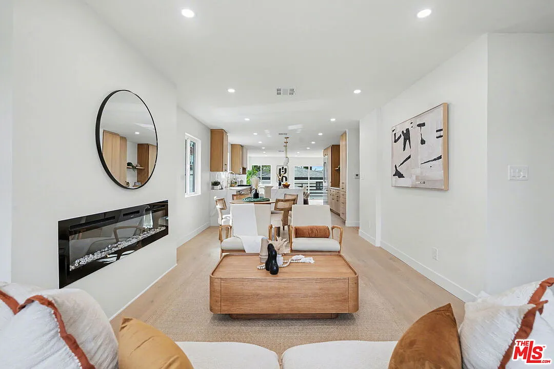 4 bed, 3.0 bath, 2346 sqft, $7,500 — Photo 4