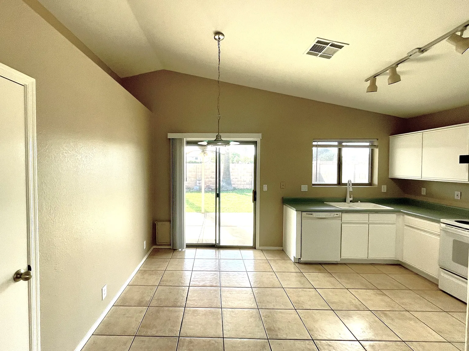 3 bed, 1065 sqft, $1,750 — Photo 2