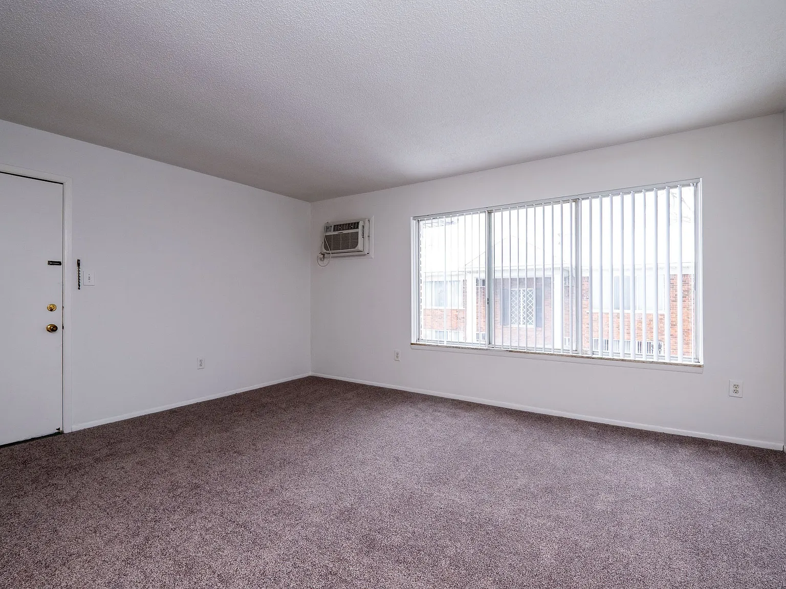 Elmwood Manor Apartments — Photo 2
