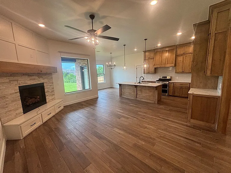 1900 Inglenook Dr — Photo 3