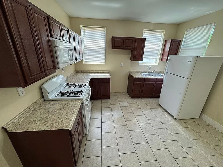 280 Norton St #1B — Photo 1