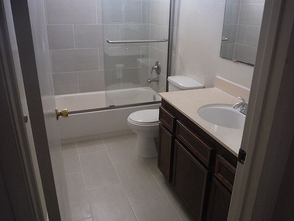 Common Bathroom, 2nd Floor