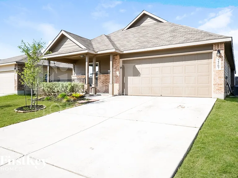2267 Hawk Dr — Photo 2