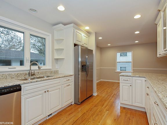 3rd image of 23 Robin Hill Dr
