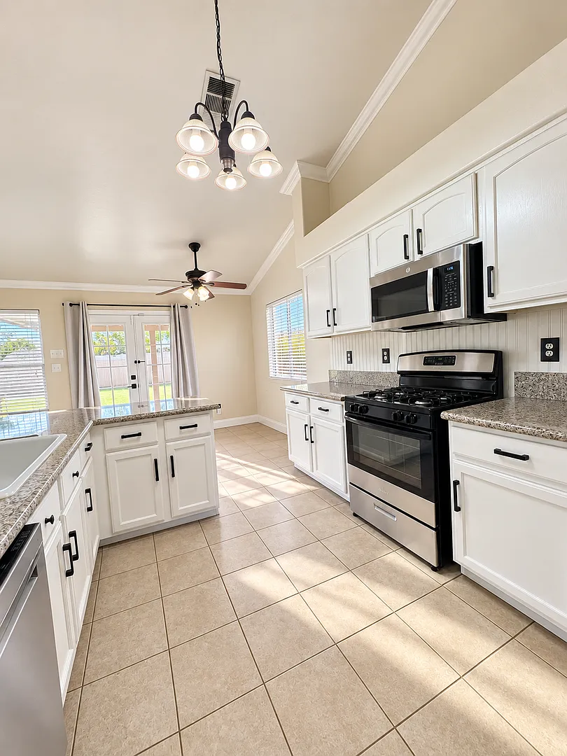 Spacious Northwest Bakersfield Home — Photo 4