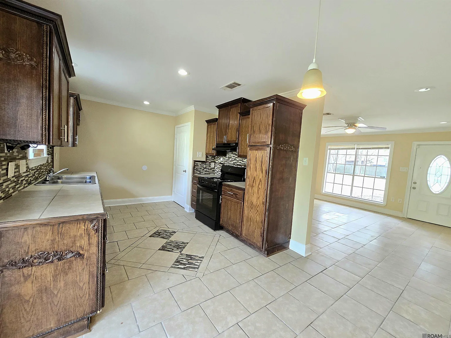 4 bed, 1372 sqft, $1,700 — Photo 4