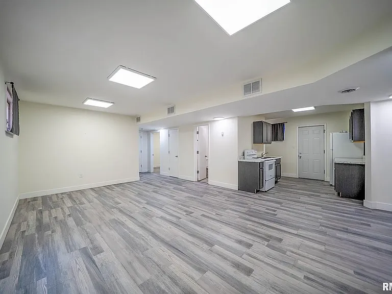 324 S James St — Photo 11