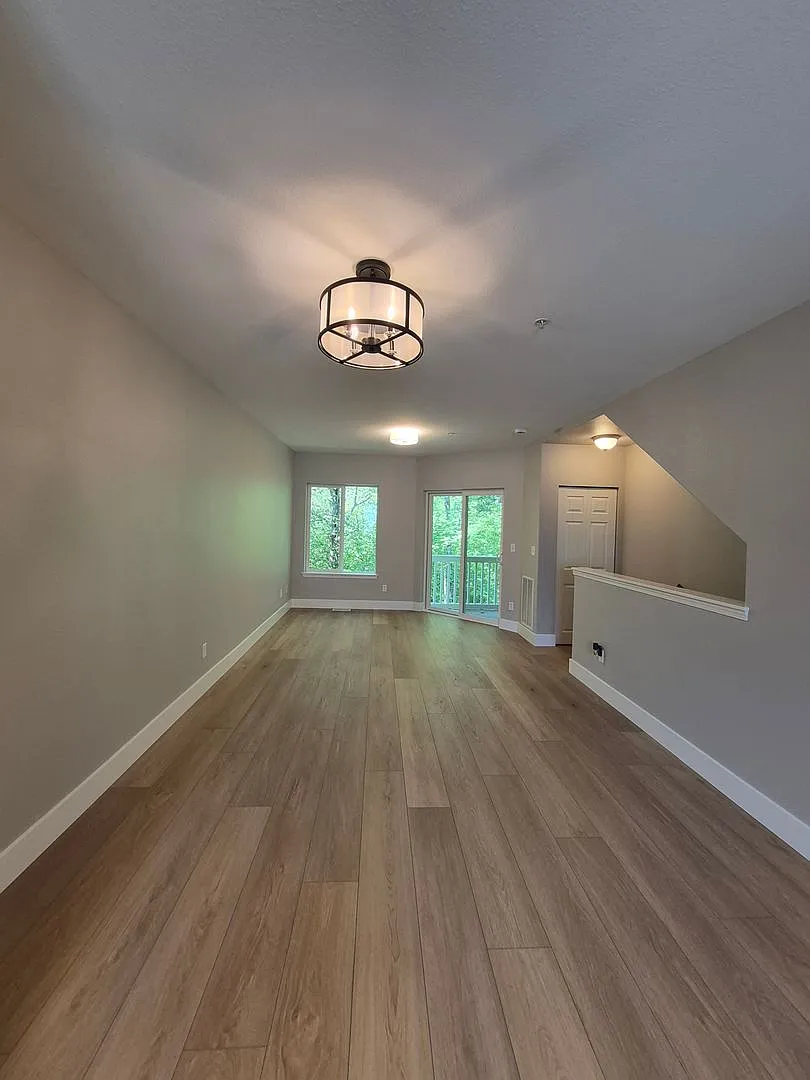 Beautiful 2bd/1.5ba Condo Located In The Edgewater At South Hill **Move-In Special** — Photo 2