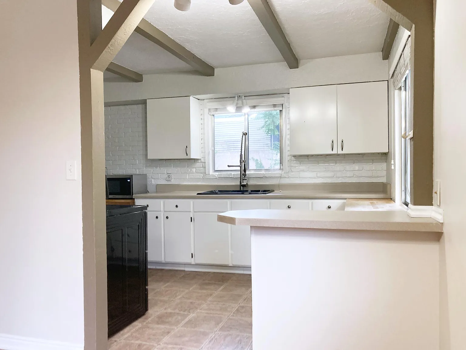 3 bed, 1110 sqft, $2,350 — Photo 2