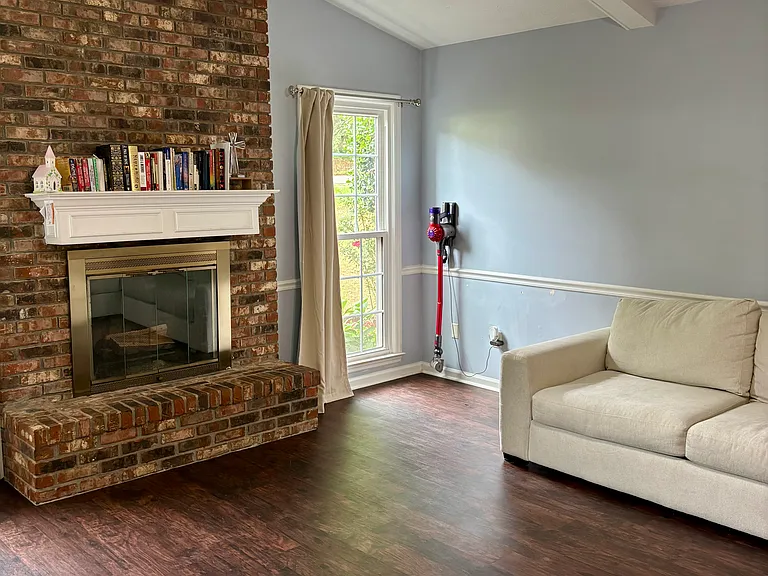 2720 Lakeview Dr — Photo 4