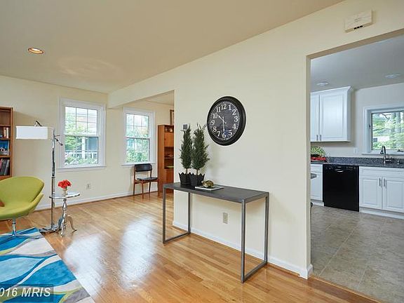 4th image of 804 Blossom Dr