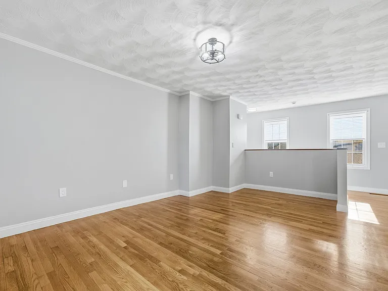 25 Sutton St #25 — Photo 13