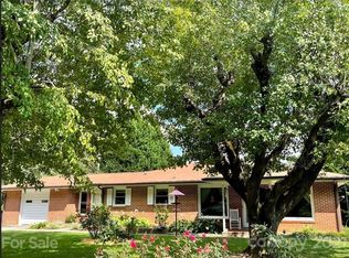 700 Loop Rd, Hendersonville, NC 28792