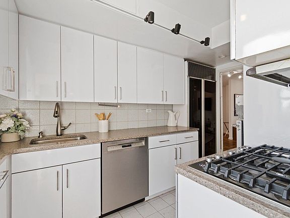 5th image of 3 W 14th St #2121