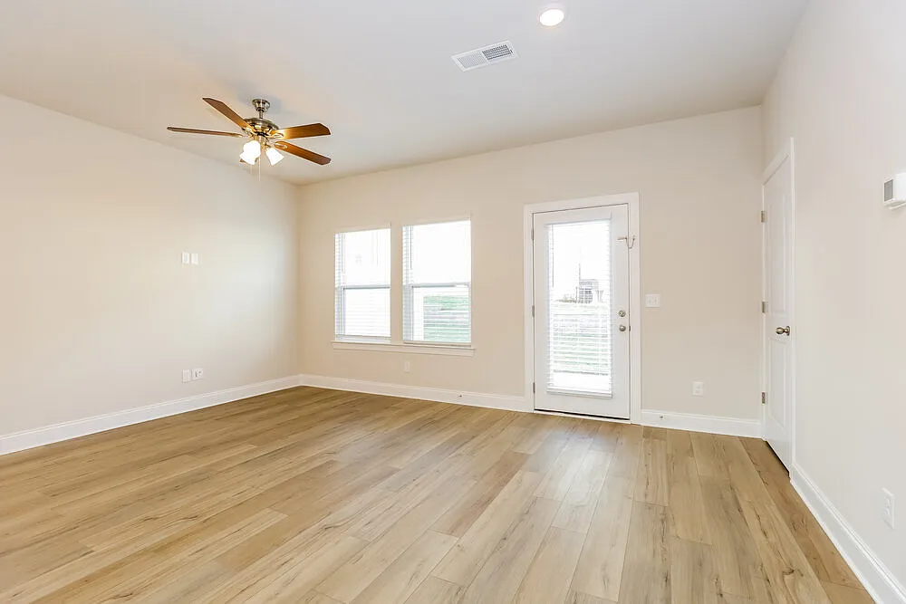 3 bed, 2.5 bath, 1834 sqft, $2,215 — Photo 4