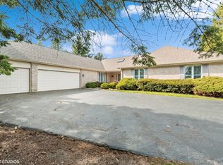 1 Hilltop Ct, Hawthorn Woods, IL 60047