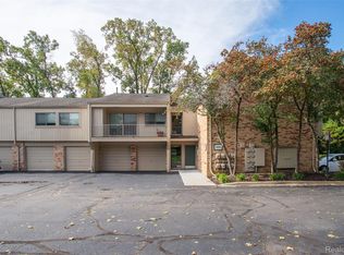 3925 Lone Pine Rd APT 100, West Bloomfield, MI 48323