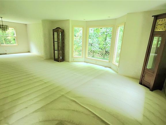 5th image of 1061 Nina Ln