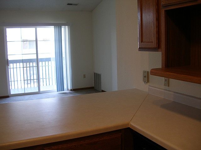 906 Fox Creek kitchen to livingroom and deck_02132017