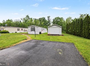 24 Meadowview Dr, New Bloomfield, PA 17068