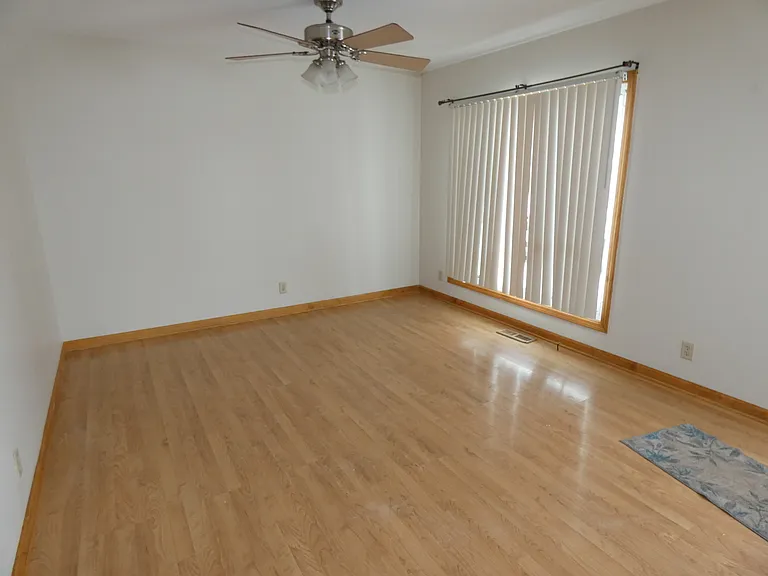 515 Freeman Ave — Photo 2