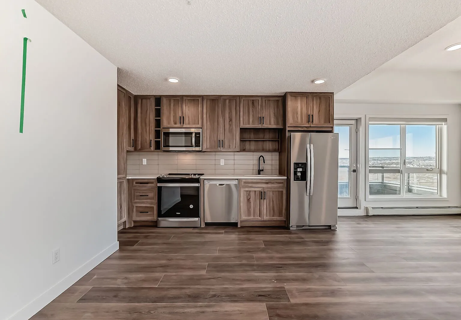 2 Underground Parking Stalls! 2 Bed 2 Bath Top Floor Corner Unit in The Maverick! (IP128) — Photo 2