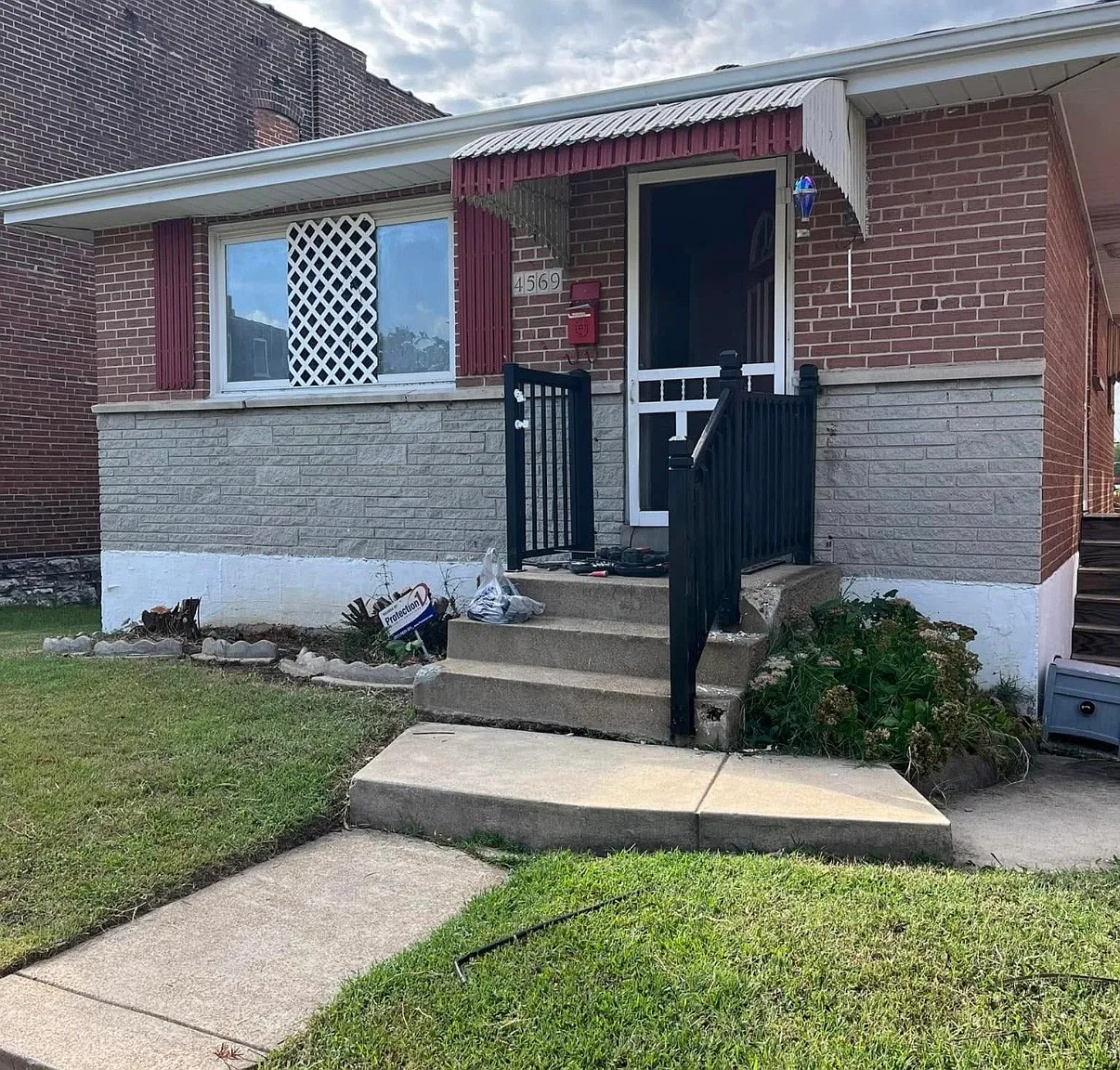 4 bed, 858 sqft, $1,300 — Photo 1