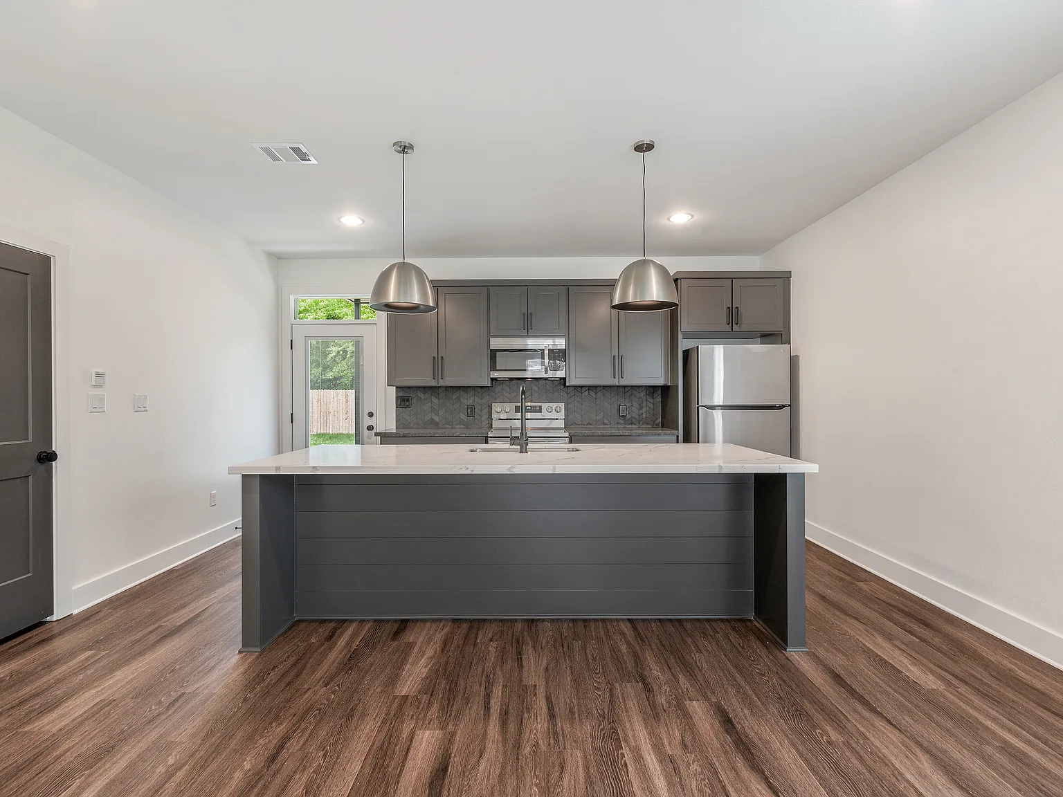 4 bed, 4.5 bath, 2200 sqft, $4,400 — Photo 4