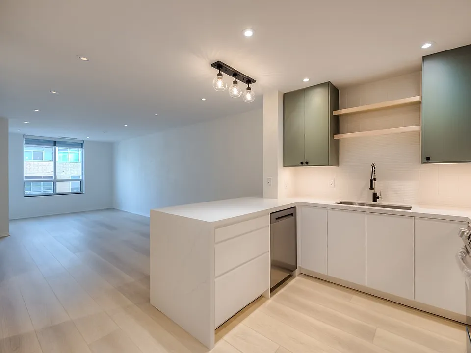 1863 Queen St E #512