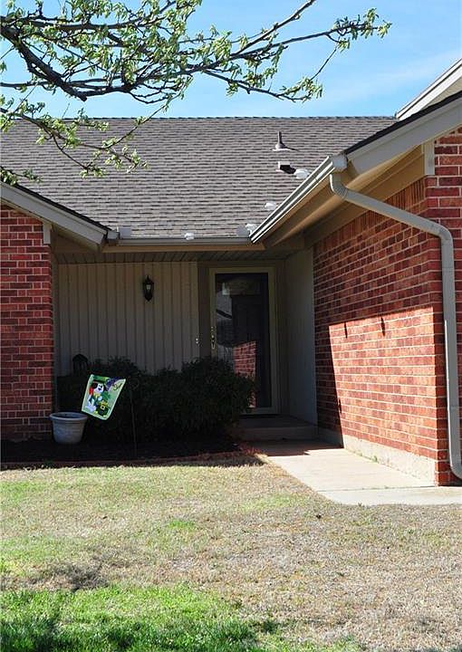2nd image of 1401 Edinburg Dr