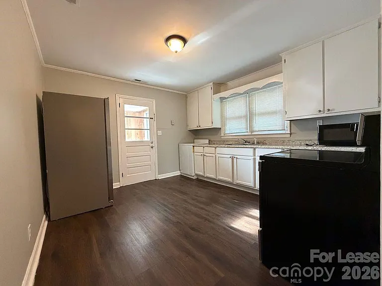 202 E Jenkins St — Photo 5