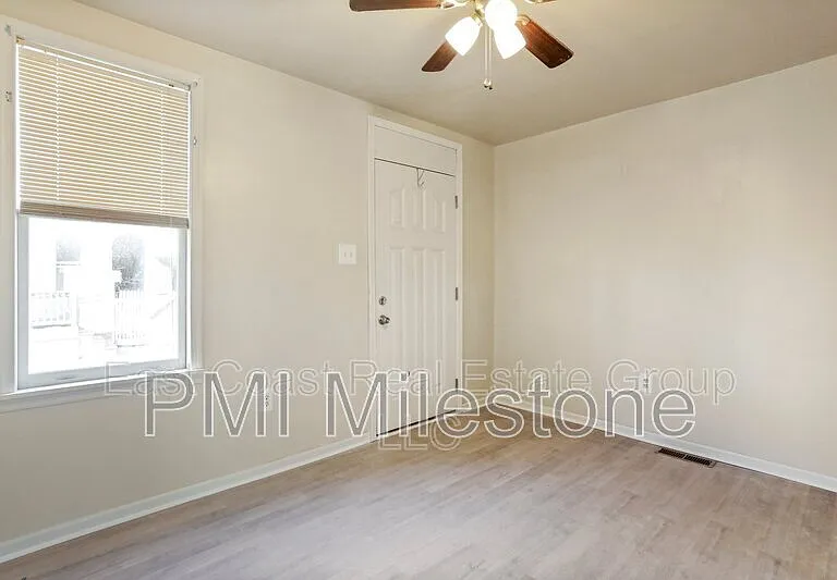 118 S Locust St — Photo 10