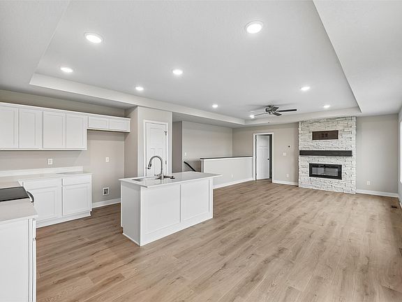 5th image of 212 S Walnut Dr