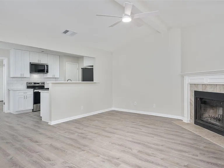 520 Cutty Trl #B — Photo 5