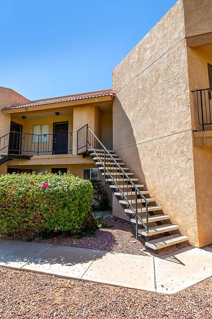 2 bed, 2.0 bath, 1010 sqft, $1,300 — Photo 2
