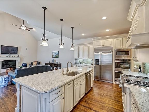 3rd image of 407 Palladian Blvd