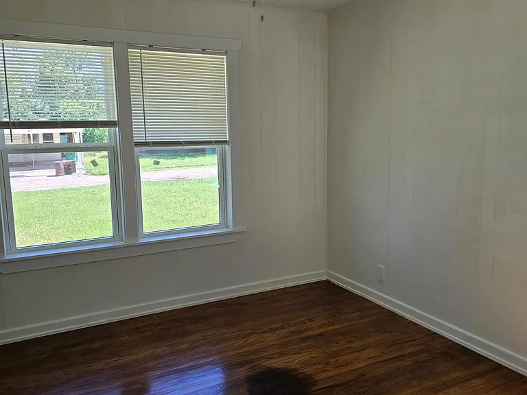 811 E Navarro Ave — Photo 8