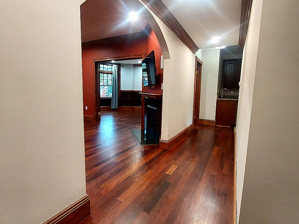 1st image of 9 Strathmore Rd APT 3