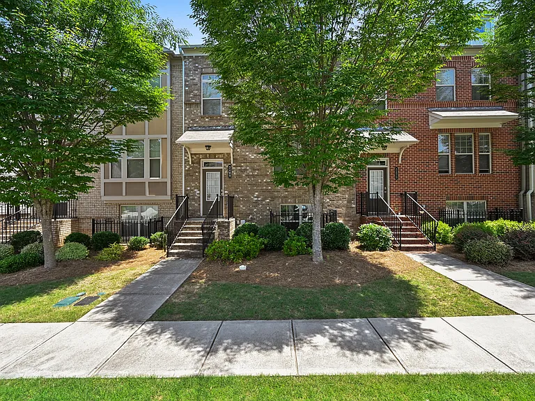 2489 Village Park Bnd — Photo 2
