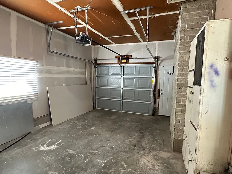 906 E Elm St — Photo 5