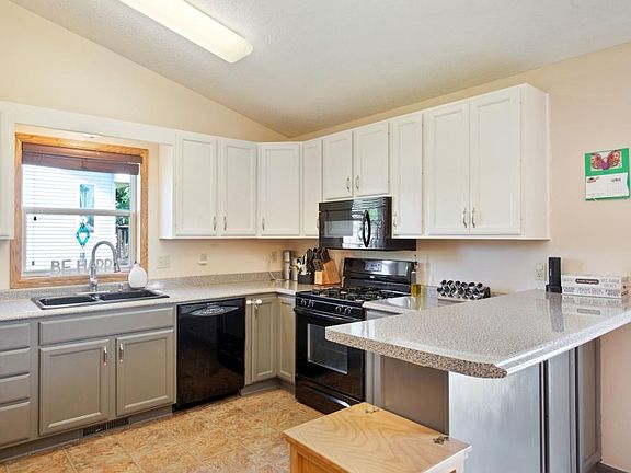 3rd image of 609 Ash Cir