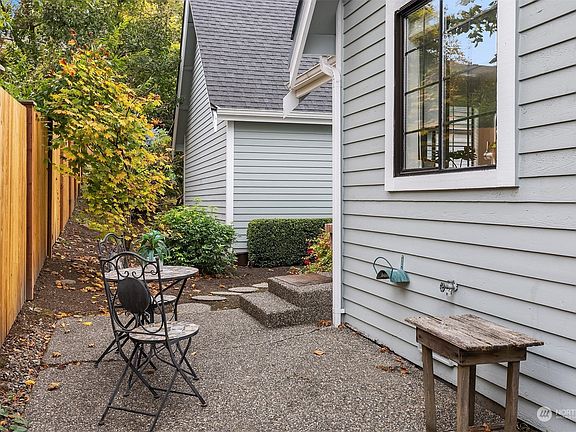 4th image of 10053 Wallingford Avenue N #10