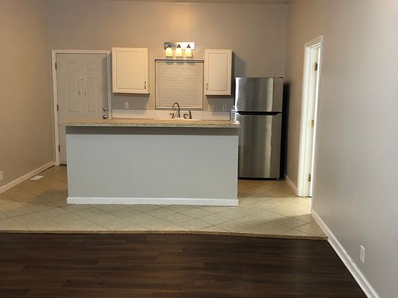 5th image of 618 N Edwards Ave