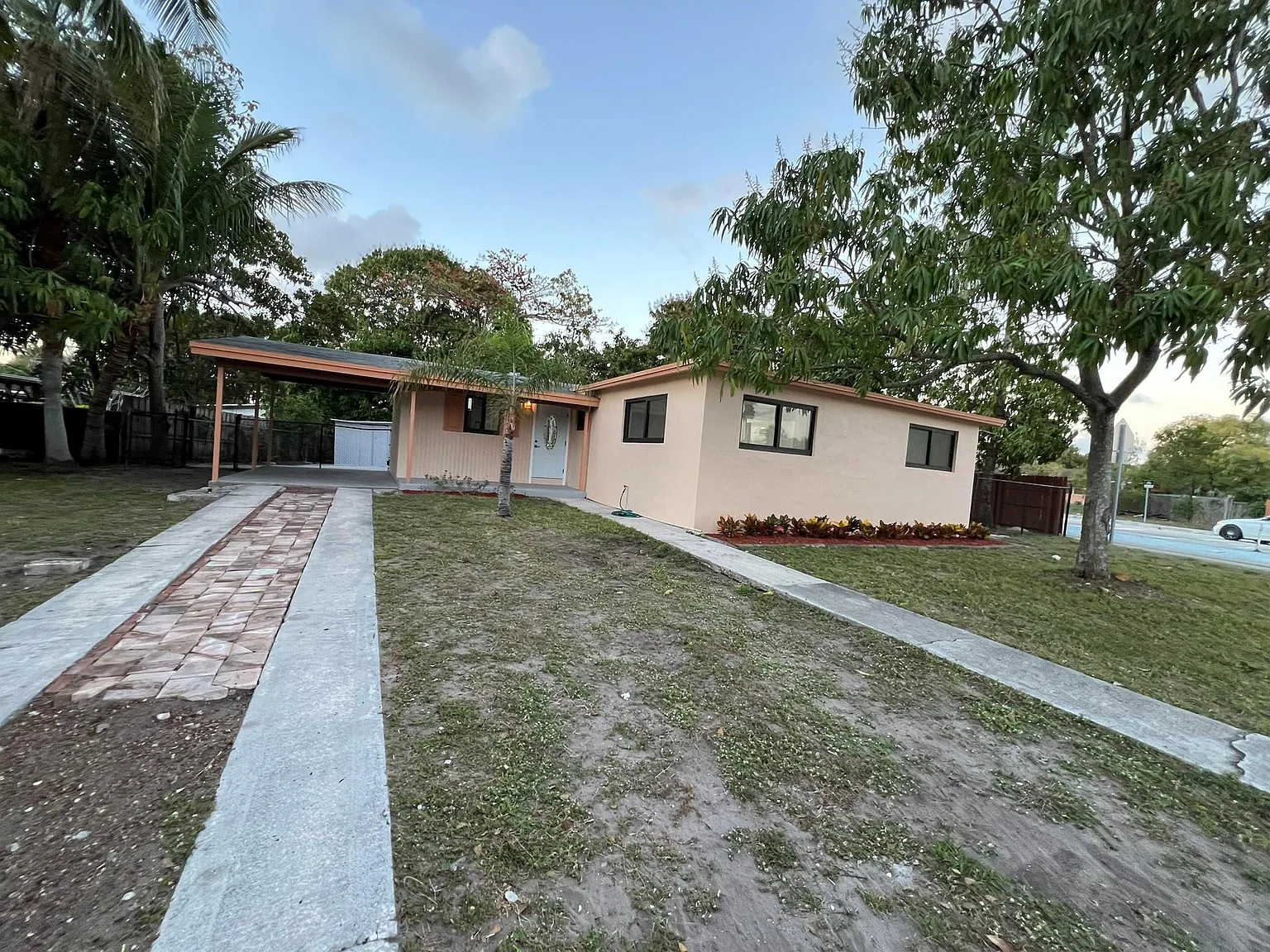 3 bed, 2.0 bath, 1200 sqft, $2,850 — Photo 2