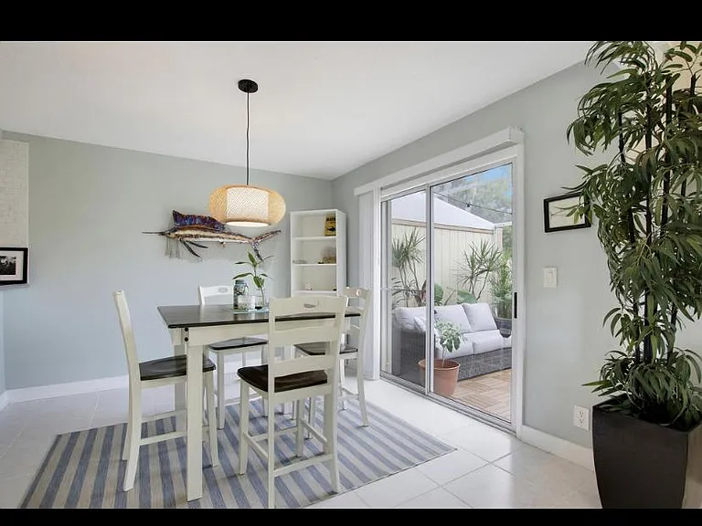 Maplecrest Cir — Photo 10