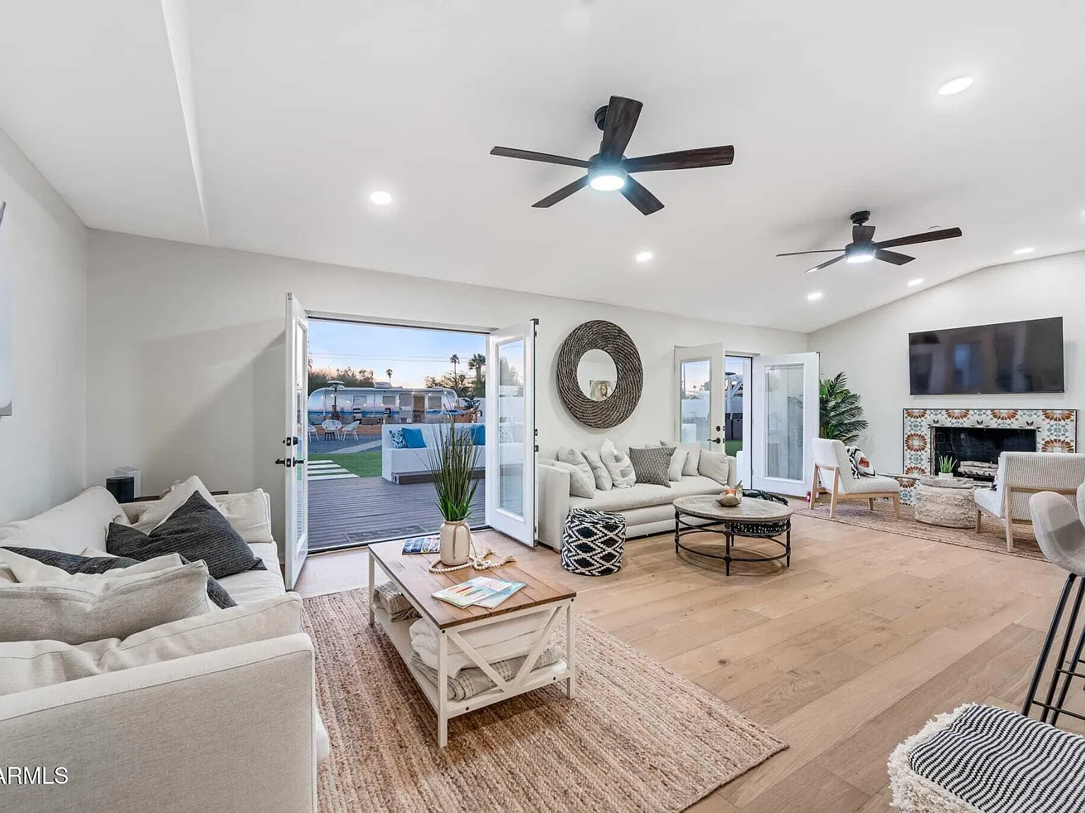 3 bed, 4.0 bath, 2200 sqft, $6,995 — Photo 3