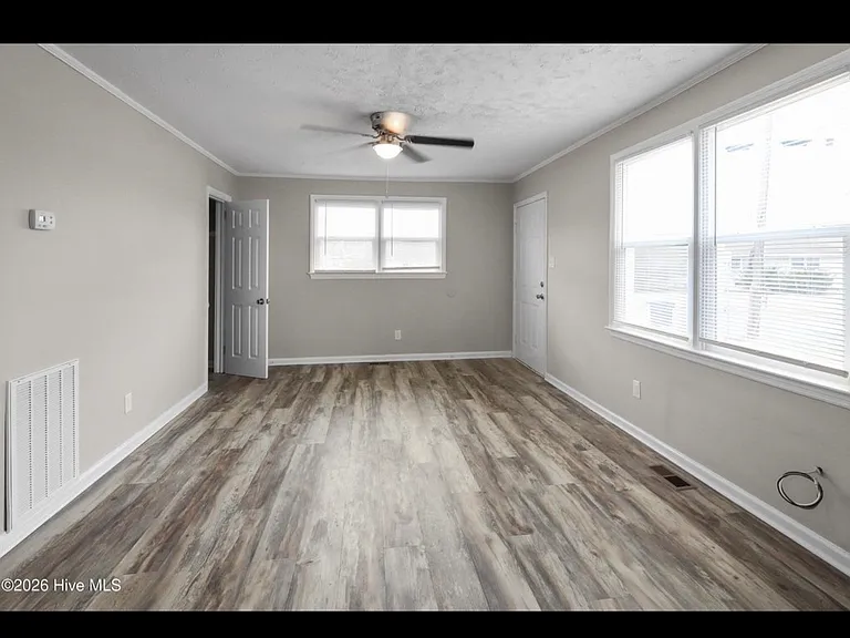 300 Starling St — Photo 5